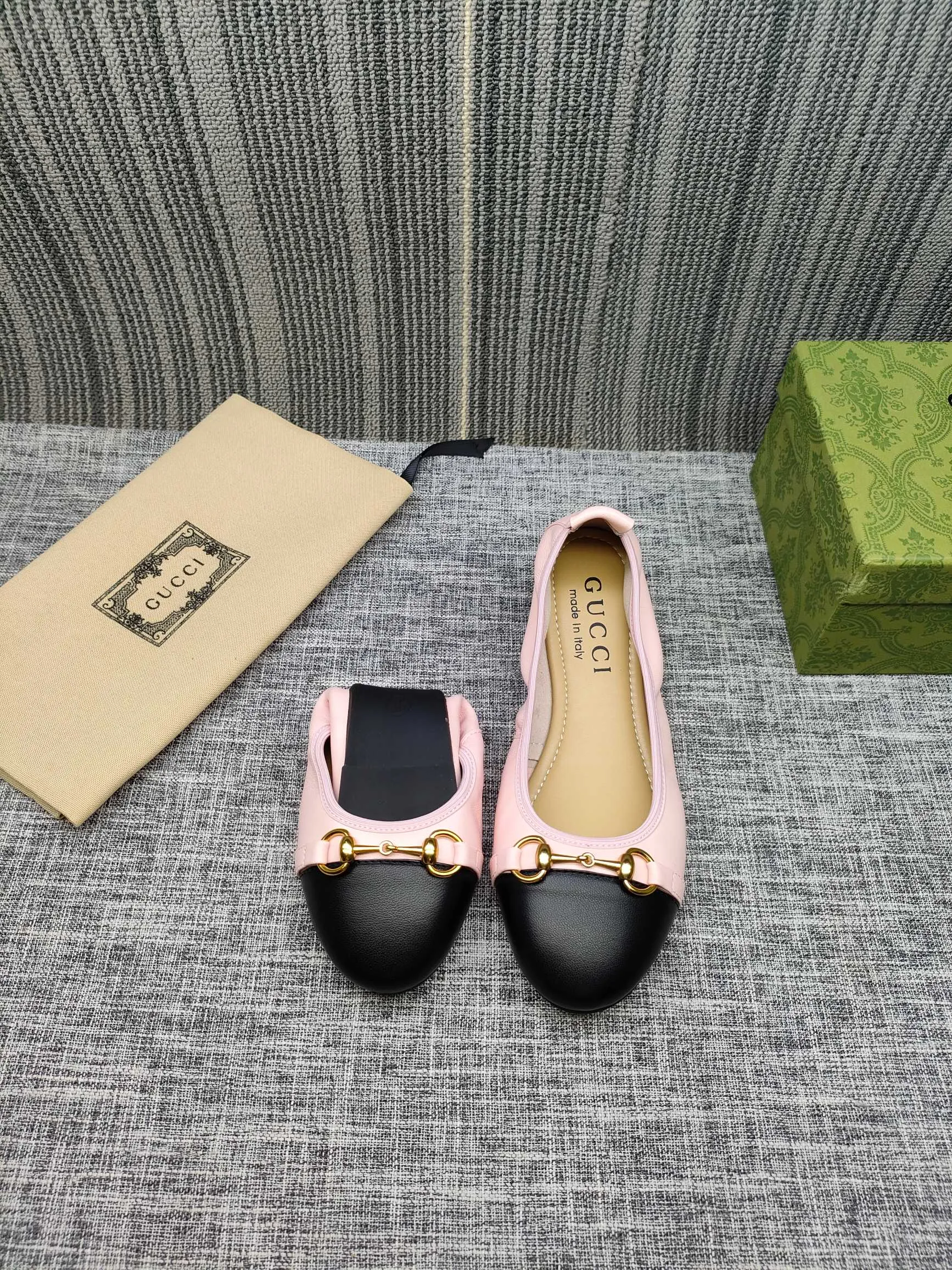 👟👟Ex-factory price 320👟👟 GUCCI's latest horsebit women's flat ballet shoes and egg roll shoes are super comfortable. The fabric is made of imported top-grade soft sheepskin. It is very comfortable on the feet and will not rub your feet. You can also roll it up and put it in your bag. It is easy to carry with you. The super soft soles are a must-have item for fairies whether you are going out for business, work, travel, shopping or at home. Fashionable and versatile, it is an indispensable pair of shoes for you. Fabric: Made of imported soft sheepskin Color: 6 colors available Outsole: PPC rubber outsole Size 34-42 (34.41.42 needs to be customized)